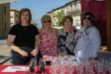 El Día del Rosado de Navarra ha cumplido su vigésimo aniversario consolidándose como una de las fiestas gastronómicas más arraigadas en la Comunidad foral. Tres días en los que vecinos y visitantes compartieron las degustaciones o las visitas guiadas además de poder pasear y realizar compras en el mercado tradicional.