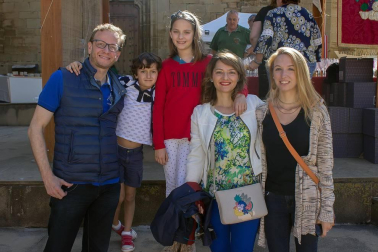 El Día del Rosado de Navarra ha cumplido su vigésimo aniversario consolidándose como una de las fiestas gastronómicas más arraigadas en la Comunidad foral. Tres días en los que vecinos y visitantes compartieron las degustaciones o las visitas guiadas además de poder pasear y realizar compras en el mercado tradicional.