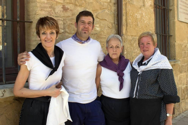 El Día del Rosado de Navarra ha cumplido su vigésimo aniversario consolidándose como una de las fiestas gastronómicas más arraigadas en la Comunidad foral. Tres días en los que vecinos y visitantes compartieron las degustaciones o las visitas guiadas además de poder pasear y realizar compras en el mercado tradicional.