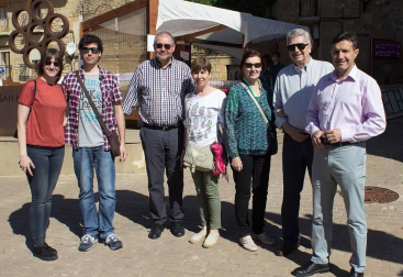 El Día del Rosado de Navarra ha cumplido su vigésimo aniversario consolidándose como una de las fiestas gastronómicas más arraigadas en la Comunidad foral. Tres días en los que vecinos y visitantes compartieron las degustaciones o las visitas guiadas además de poder pasear y realizar compras en el mercado tradicional.