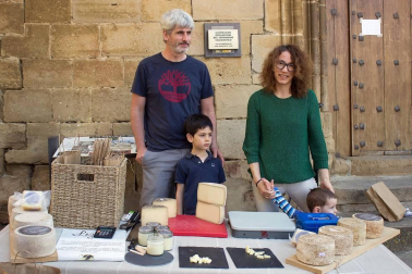 El Día del Rosado de Navarra ha cumplido su vigésimo aniversario consolidándose como una de las fiestas gastronómicas más arraigadas en la Comunidad foral. Tres días en los que vecinos y visitantes compartieron las degustaciones o las visitas guiadas además de poder pasear y realizar compras en el mercado tradicional.