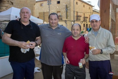 El Día del Rosado de Navarra ha cumplido su vigésimo aniversario consolidándose como una de las fiestas gastronómicas más arraigadas en la Comunidad foral. Tres días en los que vecinos y visitantes compartieron las degustaciones o las visitas guiadas además de poder pasear y realizar compras en el mercado tradicional.