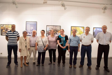 La Umafy (Universidad para Mayores Francisco Ynduráin) celebró su día con una jornada cultural y lúdica que tuvo lugar, como es habitual, en Aoiz. Entre los diferentes actos del día, la Casa de Cultura acogió una exposición realizada por los alumnos del curso-taller de Photoshop.