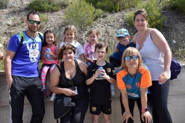 El sábado 2 de junio, Congelados de Navarra -una de las empresas participantes del 'Reto solidario' de Fundación Diario de Navarra y Obra social La Caixa- organizó la marcha 'Sumemos pasos para el Reto solidario'. Vecinos de Arguedas y Valtierra salieron desde la plaza de los Fueros de cada localidad a las 10 de la mañana para, en poco más de dos kilómetros, alcanzar la planta que la empresa tiene en Arguedas, donde se celebró una pequeña fiesta.