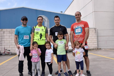 El sábado 2 de junio, Congelados de Navarra -una de las empresas participantes del 'Reto solidario' de Fundación Diario de Navarra y Obra social La Caixa- organizó la marcha 'Sumemos pasos para el Reto solidario'. Vecinos de Arguedas y Valtierra salieron desde la plaza de los Fueros de cada localidad a las 10 de la mañana para, en poco más de dos kilómetros, alcanzar la planta que la empresa tiene en Arguedas, donde se celebró una pequeña fiesta.
