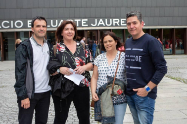 Baluarte colgó el cartel de 'no hay entradas' para el concierto de Manolo García. El que fuera cantante de 'El último de la fila' presentó su séptimo disco en solitario, un trabajo que todavía no tiene nombre. Las canciones de este nuevo disco se mezclaron con otras como 'Llévame esta noche a San Fernando',  'Nunca el tiempo es perdido' o 'Pájaros de barro', que ya forman parte de la historia de la música pop española.
