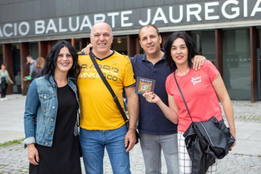 Baluarte colgó el cartel de 'no hay entradas' para el concierto de Manolo García. El que fuera cantante de 'El último de la fila' presentó su séptimo disco en solitario, un trabajo que todavía no tiene nombre. Las canciones de este nuevo disco se mezclaron con otras como 'Llévame esta noche a San Fernando',  'Nunca el tiempo es perdido' o 'Pájaros de barro', que ya forman parte de la historia de la música pop española.