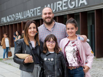 Baluarte colgó el cartel de 'no hay entradas' para el concierto de Manolo García. El que fuera cantante de 'El último de la fila' presentó su séptimo disco en solitario, un trabajo que todavía no tiene nombre. Las canciones de este nuevo disco se mezclaron con otras como 'Llévame esta noche a San Fernando',  'Nunca el tiempo es perdido' o 'Pájaros de barro', que ya forman parte de la historia de la música pop española.
