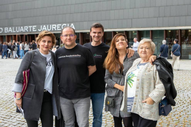 Baluarte colgó el cartel de 'no hay entradas' para el concierto de Manolo García. El que fuera cantante de 'El último de la fila' presentó su séptimo disco en solitario, un trabajo que todavía no tiene nombre. Las canciones de este nuevo disco se mezclaron con otras como 'Llévame esta noche a San Fernando',  'Nunca el tiempo es perdido' o 'Pájaros de barro', que ya forman parte de la historia de la música pop española.