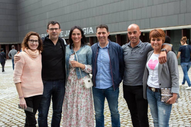 Baluarte colgó el cartel de 'no hay entradas' para el concierto de Manolo García. El que fuera cantante de 'El último de la fila' presentó su séptimo disco en solitario, un trabajo que todavía no tiene nombre. Las canciones de este nuevo disco se mezclaron con otras como 'Llévame esta noche a San Fernando',  'Nunca el tiempo es perdido' o 'Pájaros de barro', que ya forman parte de la historia de la música pop española.