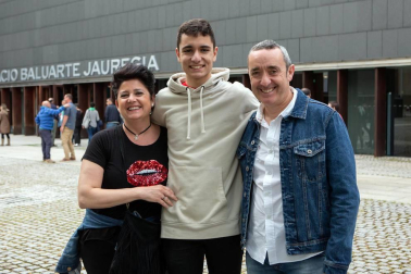Baluarte colgó el cartel de 'no hay entradas' para el concierto de Manolo García. El que fuera cantante de 'El último de la fila' presentó su séptimo disco en solitario, un trabajo que todavía no tiene nombre. Las canciones de este nuevo disco se mezclaron con otras como 'Llévame esta noche a San Fernando',  'Nunca el tiempo es perdido' o 'Pájaros de barro', que ya forman parte de la historia de la música pop española.