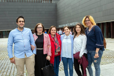 Baluarte colgó el cartel de 'no hay entradas' para el concierto de Manolo García. El que fuera cantante de 'El último de la fila' presentó su séptimo disco en solitario, un trabajo que todavía no tiene nombre. Las canciones de este nuevo disco se mezclaron con otras como 'Llévame esta noche a San Fernando',  'Nunca el tiempo es perdido' o 'Pájaros de barro', que ya forman parte de la historia de la música pop española.