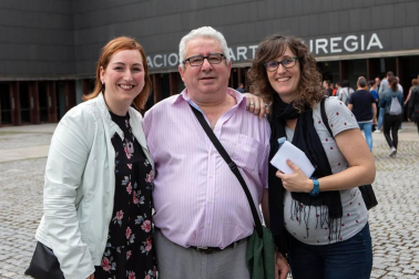 Baluarte colgó el cartel de 'no hay entradas' para el concierto de Manolo García. El que fuera cantante de 'El último de la fila' presentó su séptimo disco en solitario, un trabajo que todavía no tiene nombre. Las canciones de este nuevo disco se mezclaron con otras como 'Llévame esta noche a San Fernando',  'Nunca el tiempo es perdido' o 'Pájaros de barro', que ya forman parte de la historia de la música pop española.
