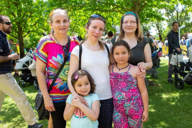El parque de los Depósitos de Mendillorri fue un año más el lugar elegido por la Mancomunidad de la Comarca de Pamplona para celebrar la Fiesta del agua. Un espacio en el que mayores y pequeños aprenden a hacer un uso responsable del agua mientras se divierten con multitud de actividades lúdicas.