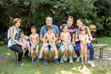 El parque de los Depósitos de Mendillorri fue un año más el lugar elegido por la Mancomunidad de la Comarca de Pamplona para celebrar la Fiesta del agua. Un espacio en el que mayores y pequeños aprenden a hacer un uso responsable del agua mientras se divierten con multitud de actividades lúdicas.