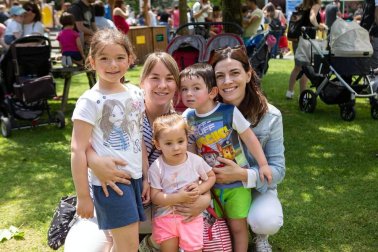 El parque de los Depósitos de Mendillorri fue un año más el lugar elegido por la Mancomunidad de la Comarca de Pamplona para celebrar la Fiesta del agua. Un espacio en el que mayores y pequeños aprenden a hacer un uso responsable del agua mientras se divierten con multitud de actividades lúdicas.