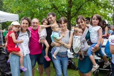 El parque de los Depósitos de Mendillorri fue un año más el lugar elegido por la Mancomunidad de la Comarca de Pamplona para celebrar la Fiesta del agua. Un espacio en el que mayores y pequeños aprenden a hacer un uso responsable del agua mientras se divierten con multitud de actividades lúdicas.