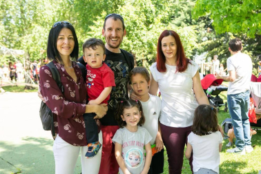 El parque de los Depósitos de Mendillorri fue un año más el lugar elegido por la Mancomunidad de la Comarca de Pamplona para celebrar la Fiesta del agua. Un espacio en el que mayores y pequeños aprenden a hacer un uso responsable del agua mientras se divierten con multitud de actividades lúdicas.