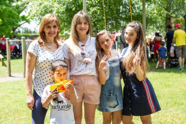 El parque de los Depósitos de Mendillorri fue un año más el lugar elegido por la Mancomunidad de la Comarca de Pamplona para celebrar la Fiesta del agua. Un espacio en el que mayores y pequeños aprenden a hacer un uso responsable del agua mientras se divierten con multitud de actividades lúdicas.