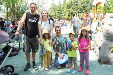 El parque de los Depósitos de Mendillorri fue un año más el lugar elegido por la Mancomunidad de la Comarca de Pamplona para celebrar la Fiesta del agua. Un espacio en el que mayores y pequeños aprenden a hacer un uso responsable del agua mientras se divierten con multitud de actividades lúdicas.