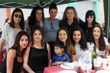 La Txaranga Aburrecalles de Lodosa celebró sus 25 años de vida con una jornada festiva a la que asistieron vecinos de la localidad y amigos de otros muchos pueblos. La fiesta se celebró el 2 de junio, con chupinazo, foto oficial, comida, concierto, ronda con la txaranga y fin de fiesta. Un día antes, esta formación musical había deleitado a los asistentes con un concierto que se celebró en la Casa de Cultura de Lodosa.
