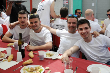 La Txaranga Aburrecalles de Lodosa celebró sus 25 años de vida con una jornada festiva a la que asistieron vecinos de la localidad y amigos de otros muchos pueblos. La fiesta se celebró el 2 de junio, con chupinazo, foto oficial, comida, concierto, ronda con la txaranga y fin de fiesta. Un día antes, esta formación musical había deleitado a los asistentes con un concierto que se celebró en la Casa de Cultura de Lodosa.