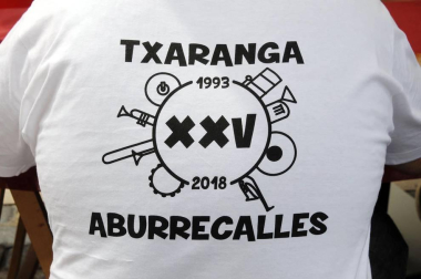 La Txaranga Aburrecalles de Lodosa celebró sus 25 años de vida con una jornada festiva a la que asistieron vecinos de la localidad y amigos de otros muchos pueblos. La fiesta se celebró el 2 de junio, con chupinazo, foto oficial, comida, concierto, ronda con la txaranga y fin de fiesta. Un día antes, esta formación musical había deleitado a los asistentes con un concierto que se celebró en la Casa de Cultura de Lodosa.