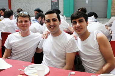 La Txaranga Aburrecalles de Lodosa celebró sus 25 años de vida con una jornada festiva a la que asistieron vecinos de la localidad y amigos de otros muchos pueblos. La fiesta se celebró el 2 de junio, con chupinazo, foto oficial, comida, concierto, ronda con la txaranga y fin de fiesta. Un día antes, esta formación musical había deleitado a los asistentes con un concierto que se celebró en la Casa de Cultura de Lodosa.
