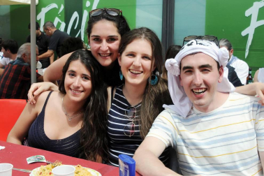 La Txaranga Aburrecalles de Lodosa celebró sus 25 años de vida con una jornada festiva a la que asistieron vecinos de la localidad y amigos de otros muchos pueblos. La fiesta se celebró el 2 de junio, con chupinazo, foto oficial, comida, concierto, ronda con la txaranga y fin de fiesta. Un día antes, esta formación musical había deleitado a los asistentes con un concierto que se celebró en la Casa de Cultura de Lodosa.