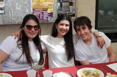 La Txaranga Aburrecalles de Lodosa celebró sus 25 años de vida con una jornada festiva a la que asistieron vecinos de la localidad y amigos de otros muchos pueblos. La fiesta se celebró el 2 de junio, con chupinazo, foto oficial, comida, concierto, ronda con la txaranga y fin de fiesta. Un día antes, esta formación musical había deleitado a los asistentes con un concierto que se celebró en la Casa de Cultura de Lodosa.