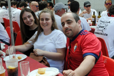 La Txaranga Aburrecalles de Lodosa celebró sus 25 años de vida con una jornada festiva a la que asistieron vecinos de la localidad y amigos de otros muchos pueblos. La fiesta se celebró el 2 de junio, con chupinazo, foto oficial, comida, concierto, ronda con la txaranga y fin de fiesta. Un día antes, esta formación musical había deleitado a los asistentes con un concierto que se celebró en la Casa de Cultura de Lodosa.