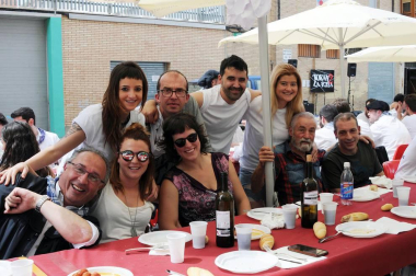 La Txaranga Aburrecalles de Lodosa celebró sus 25 años de vida con una jornada festiva a la que asistieron vecinos de la localidad y amigos de otros muchos pueblos. La fiesta se celebró el 2 de junio, con chupinazo, foto oficial, comida, concierto, ronda con la txaranga y fin de fiesta. Un día antes, esta formación musical había deleitado a los asistentes con un concierto que se celebró en la Casa de Cultura de Lodosa.