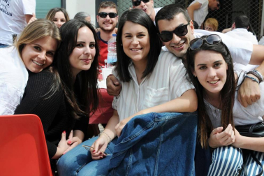 La Txaranga Aburrecalles de Lodosa celebró sus 25 años de vida con una jornada festiva a la que asistieron vecinos de la localidad y amigos de otros muchos pueblos. La fiesta se celebró el 2 de junio, con chupinazo, foto oficial, comida, concierto, ronda con la txaranga y fin de fiesta. Un día antes, esta formación musical había deleitado a los asistentes con un concierto que se celebró en la Casa de Cultura de Lodosa.