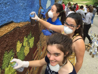 Ciclos de cine en inglés, partidos de fútbol o baloncesto con profesores, talleres de igualdad de género o de grafitis, excursiones o salidas culturales... Colegios e institutos han preparado durante una semana actividades para los aprobados