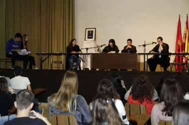 Ciclos de cine en inglés, partidos de fútbol o baloncesto con profesores, talleres de igualdad de género o de grafitis, excursiones o salidas culturales... Colegios e institutos han preparado durante una semana actividades para los aprobados