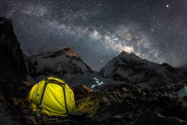 Una secuencia fotográfica de Javier Camacho Gimeno, aficado desde hace dos décadas en Pamplona, descubre perspectivas de ensueño sobre la cima del mundo que alcanzó el mayo. Las imágenes refrescan su memoria de satisfacción y penuria por el ímprobo esfuerzo que debió realizar después de arrebatar al descanso dos noches de vigilia por desnudar el alma del Everest.
