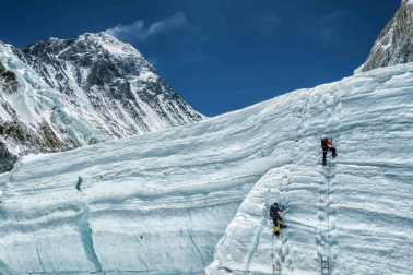 Una secuencia fotográfica de Javier Camacho Gimeno, aficado desde hace dos décadas en Pamplona, descubre perspectivas de ensueño sobre la cima del mundo que alcanzó el mayo. Las imágenes refrescan su memoria de satisfacción y penuria por el ímprobo esfuerzo que debió realizar después de arrebatar al descanso dos noches de vigilia por desnudar el alma del Everest.