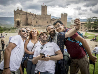 Los 'Caminos de la Hospitalidad' desembocaron el sábado en la cuna de San Francisco Javier con un centenar de refugiados sirios como símbolo de la acogida Navarra