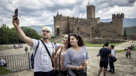 Los 'Caminos de la Hospitalidad' desembocaron el sábado en la cuna de San Francisco Javier con un centenar de refugiados sirios como símbolo de la acogida Navarra