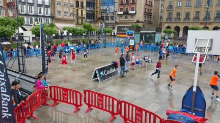 La plaza del Castillo de Pamplona se ha convertido este sábado en una cancha de baloncesto para más de 1.400 jugadores.