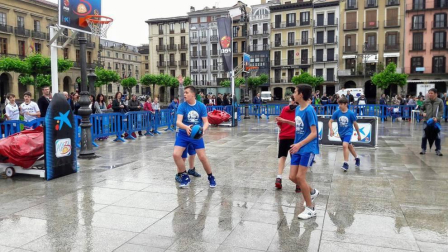La plaza del Castillo de Pamplona se ha convertido este sábado en una cancha de baloncesto para más de 1.400 jugadores.