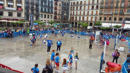 La plaza del Castillo de Pamplona se ha convertido este sábado en una cancha de baloncesto para más de 1.400 jugadores.
