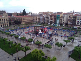 La plaza del Castillo de Pamplona se ha convertido este sábado en una cancha de baloncesto para más de 1.400 jugadores.