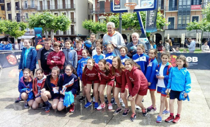La plaza del Castillo de Pamplona se ha convertido este sábado en una cancha de baloncesto para más de 1.400 jugadores.