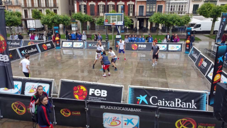 La plaza del Castillo de Pamplona se ha convertido este sábado en una cancha de baloncesto para más de 1.400 jugadores.