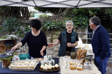 Eltzaburu acogió el domingo un nuevo día dedicado a la cuajada. El Valle de Ultzama dedicó, por noveno año, una jornada para conocer cómo se elabora de forma tradicional este postre estrella de la zona