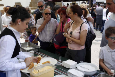 Eltzaburu acogió el domingo un nuevo día dedicado a la cuajada. El Valle de Ultzama dedicó, por noveno año, una jornada para conocer cómo se elabora de forma tradicional este postre estrella de la zona