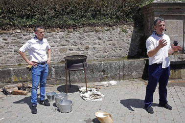 Eltzaburu acogió el domingo un nuevo día dedicado a la cuajada. El Valle de Ultzama dedicó, por noveno año, una jornada para conocer cómo se elabora de forma tradicional este postre estrella de la zona