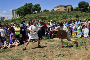 Santacara celebró celebró este domingo el XI Día de Cara, en el que la localidad recuerda sus orígenes romanos. Los vecinos pudieron trasladarse al antiguo Imperio a través de numerosas actividades, entre ellas, varias reconstrucciones históricas