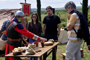Santacara celebró celebró este domingo el XI Día de Cara, en el que la localidad recuerda sus orígenes romanos. Los vecinos pudieron trasladarse al antiguo Imperio a través de numerosas actividades, entre ellas, varias reconstrucciones históricas